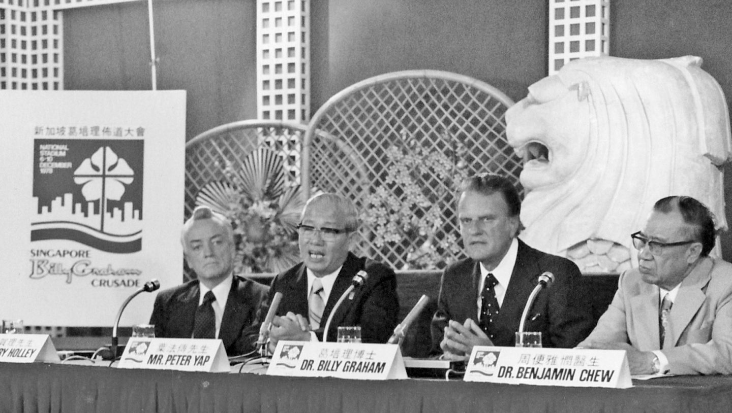 叶法传，左起第二位，在1978年12月的记者招待会上给葛培理作翻译。