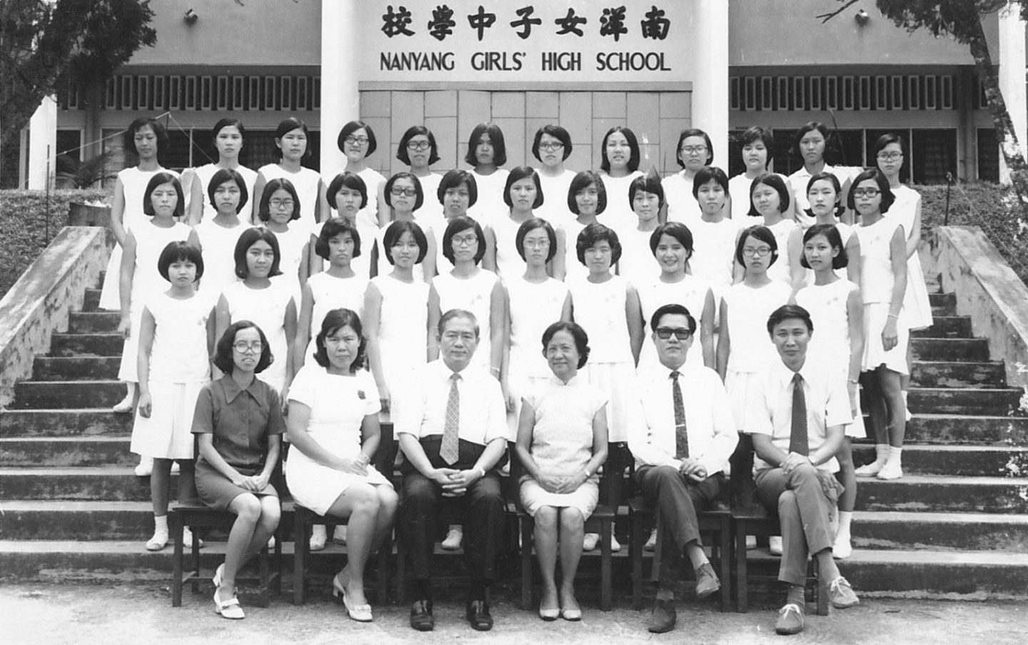 叶法传（前排左边第三位）和1973年南洋女子中学毕业班合影。尽管他从未曾接受过正式的英语教育，但他还是一名执教了27年的英语老师。 叶法传在1949年的一次聚会上为当时的校长Mdm Liew Yuen Sien作翻译后，就受邀在南洋女子中学校任教。