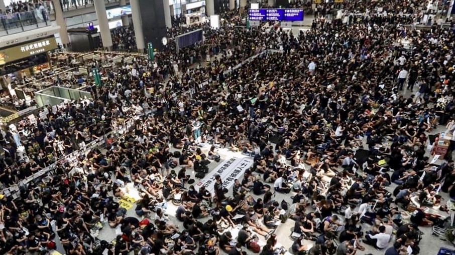 Protests in Hong Kong airport. Photo taken from Jaeson Ma's Facebook page.