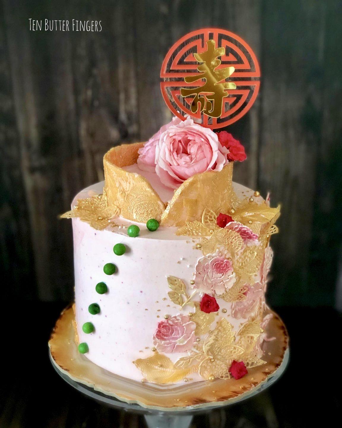 Jenny created this cake recently for her mother's 70th birthday, the design inspired by her mother's wedding cheongsum. The edible gold lace was done by Cheryl and Jenny took almost 12 hours to assemble the cake!