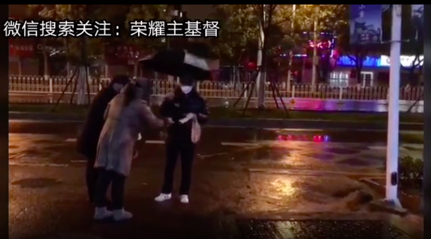 The video is captioned with the call to pray for the “brave brothers and sisters in Wuhan” that the Lord will “use them to bear a wonderful testimony for Him” and for them to circulate the clip so that more churches will hear of what believers in Wuhan are doing.