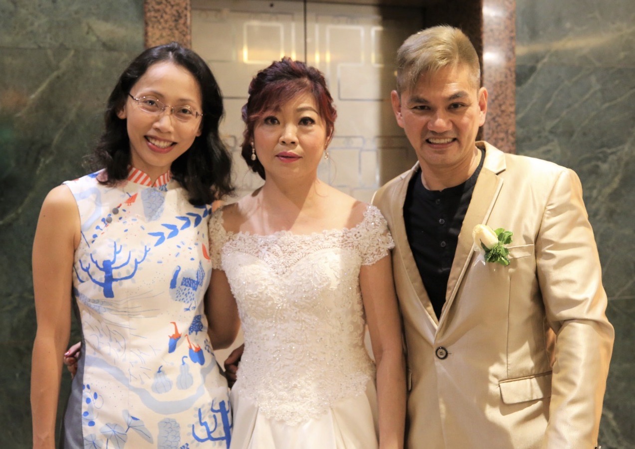 The doctors who performed the transplant operations, the former chief of staff of Singapore Prisons Service and professors involved with their kidney transplant attended their wedding in 2018. The happy couple is pictured here with their renal medicine specialist, Dr Angeline Goh.