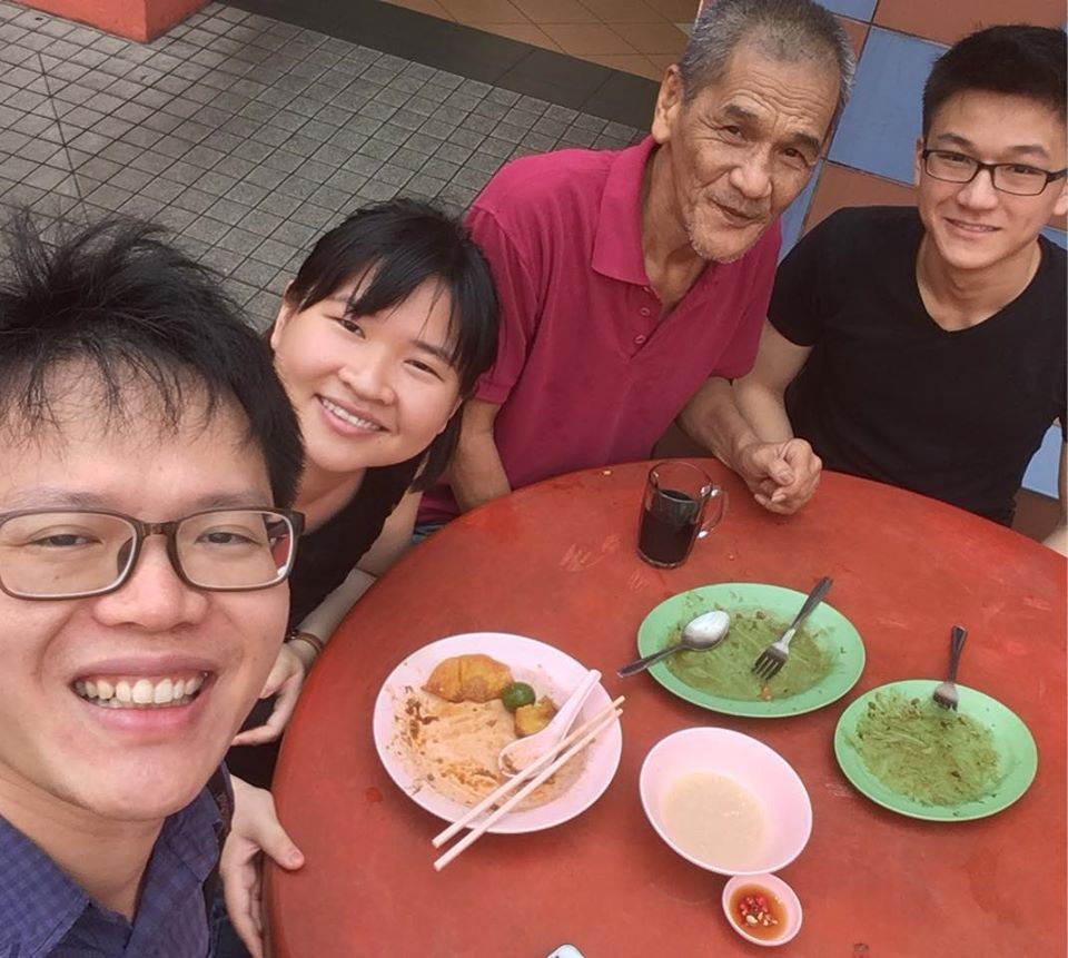 Yeo frequently spends time with the homeless, like Uncle Lawrence (third from right) over meals. Photo taken from Homeless Hearts of Singapore's Facebook page.
