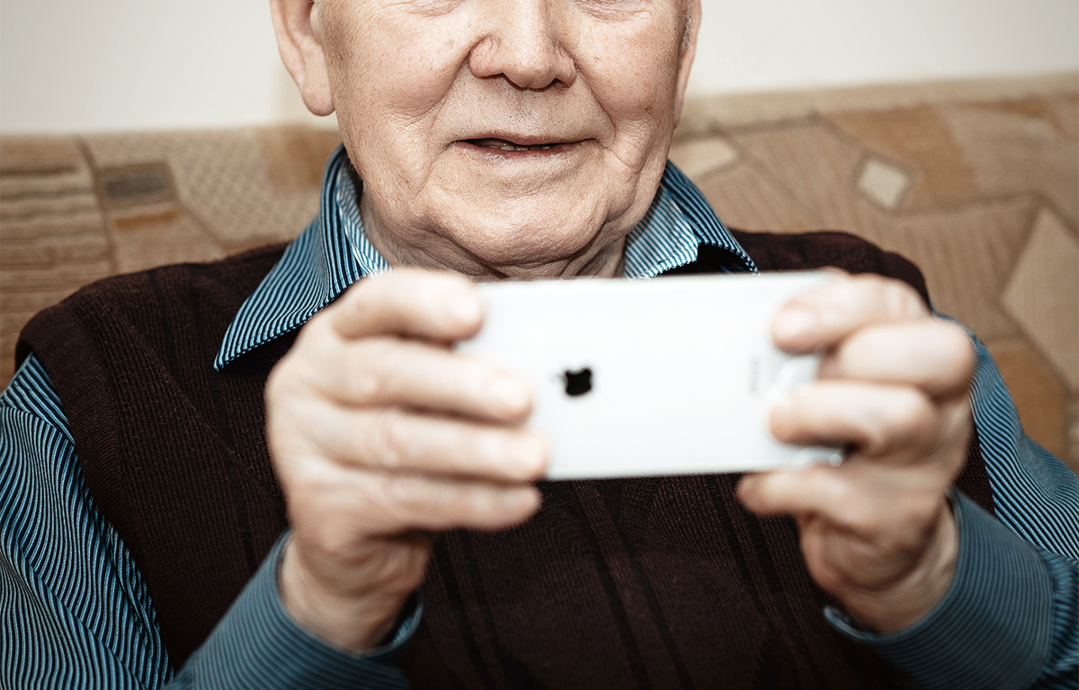 Mobile phones for the elderly. Photo Adam Niescioruk, Unsplash.com