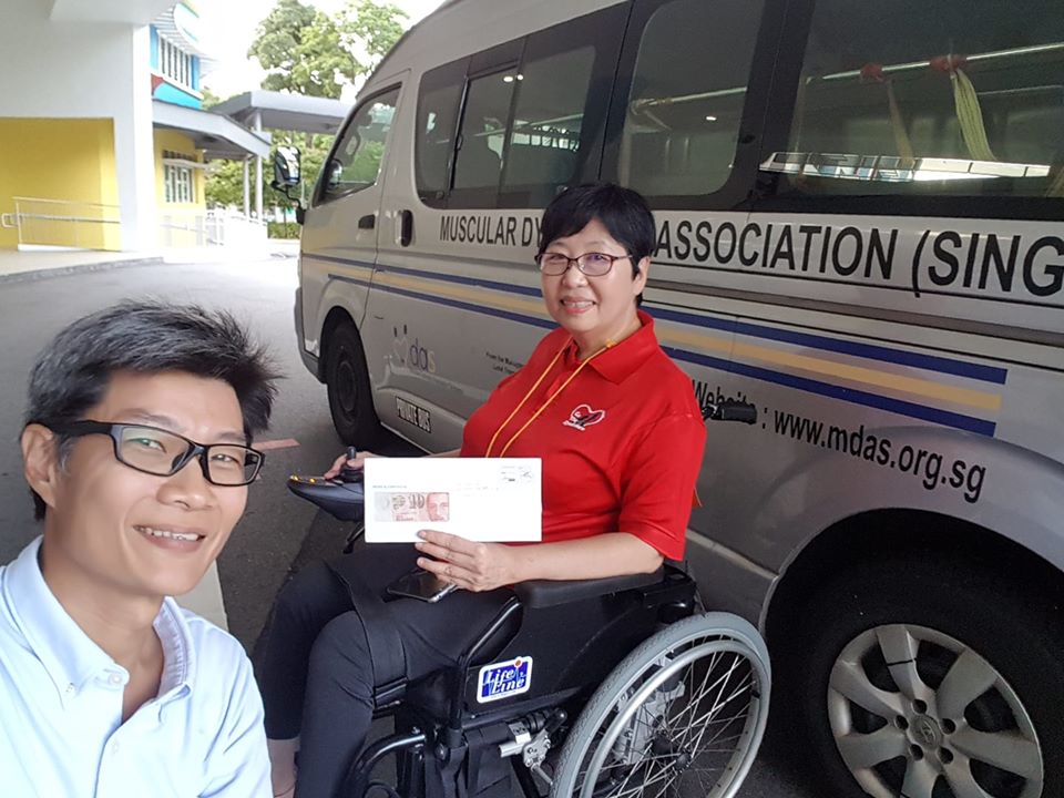 Loh sometimes hires Yeoh’s service during the weekends and commended him for his gentleness, compassion and patience. Here, Yeoh had just presented MDAS with a donation given by his friend. Photo from Go Forth’s Facebook page.