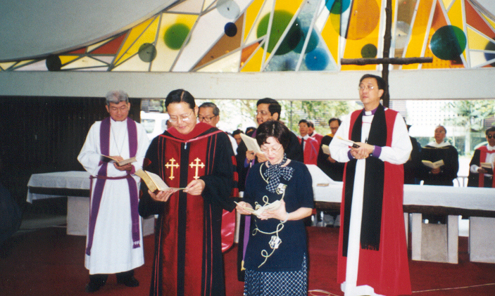 Rev Ngoei with his wife at his installation service in 2001 at TTC's old Mount Sophia campus. 