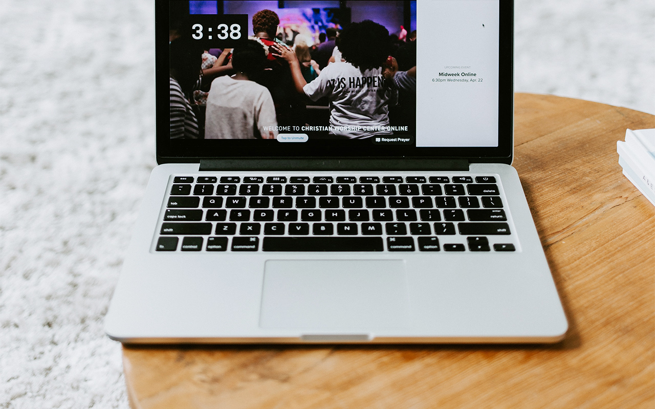 Online church. Photo: Samantha Borges, Unsplash.com