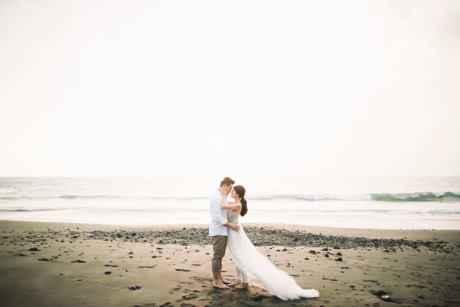 Michelle and Aloysius took their wedding photos in Bali. 