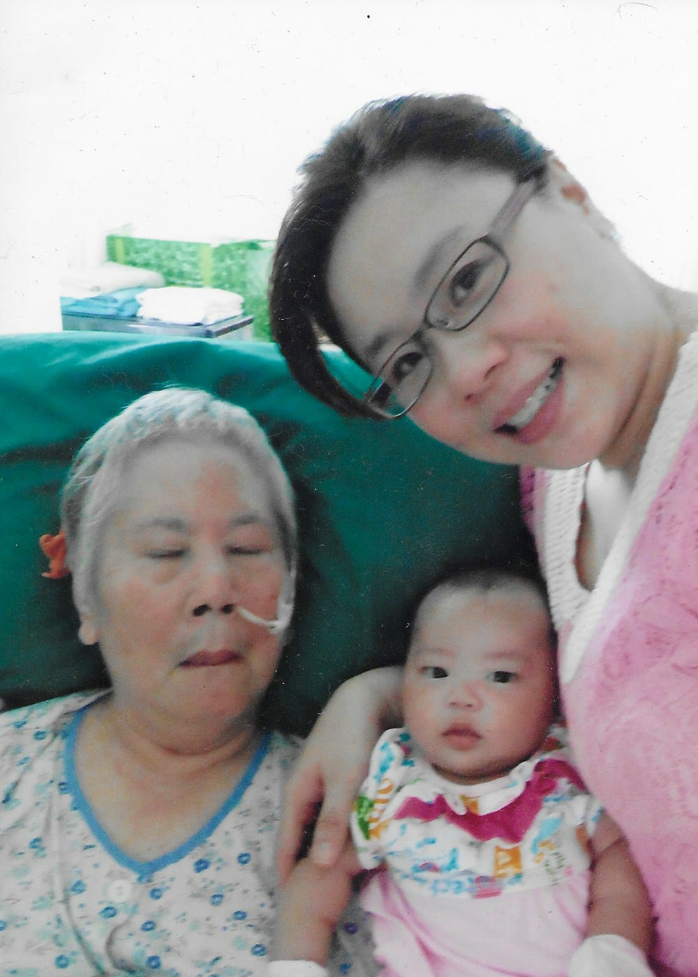 Chia with her late mother and daughter En En in 2014.