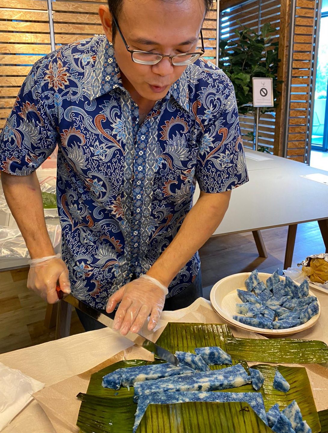 Christopher cutting up pulot tartar (pressed sticky rice) during the launch of his award-winning heritage food book, The Way of Kueh.
