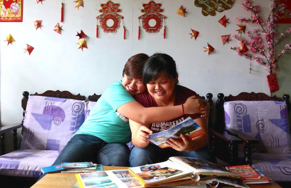 Grace and Eliza at their first meeting in Raub, Eliza's hometown in Feb 2013. They were 25. Photo by The New Paper, courtesy of Grace Loo. 