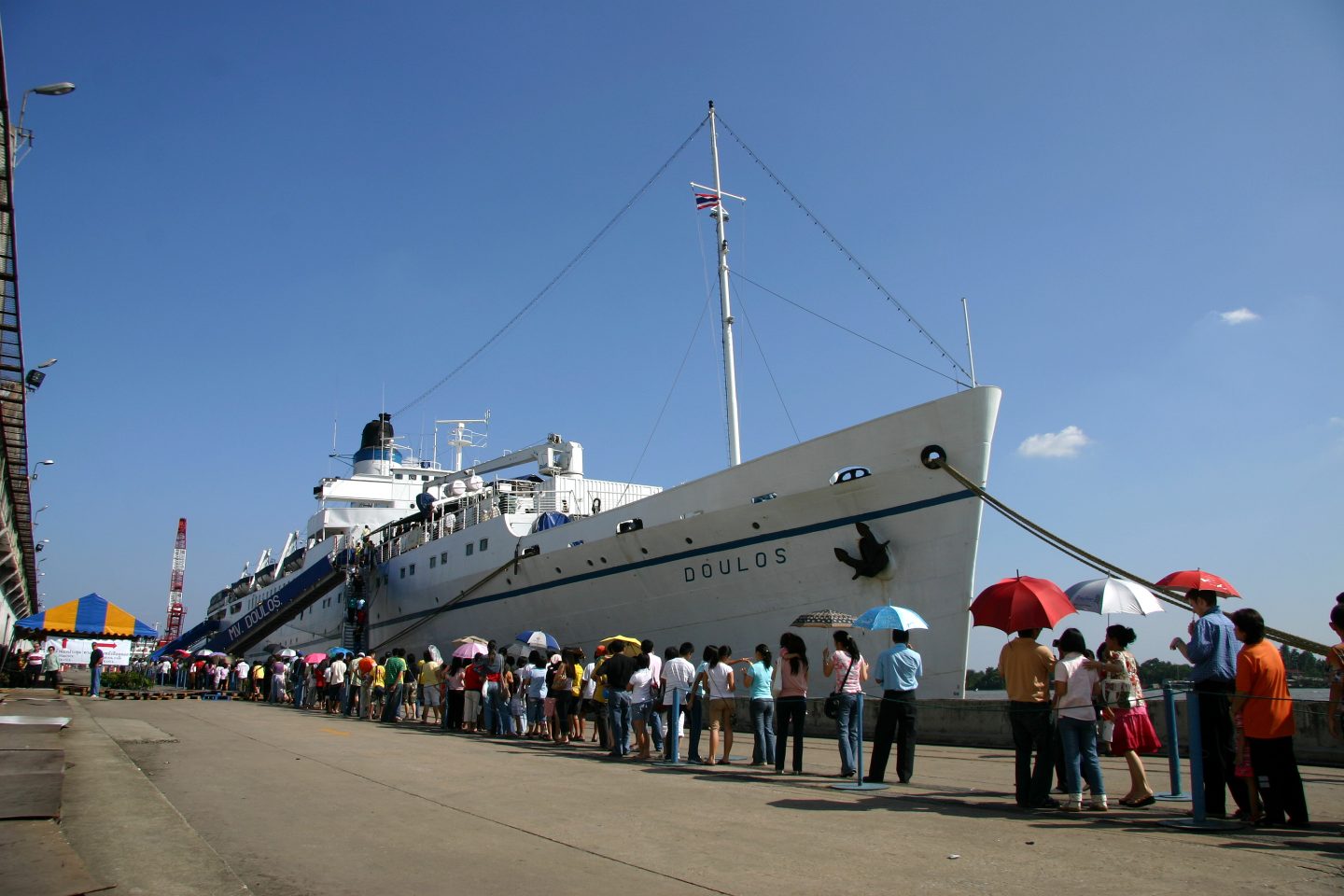 The MV Doulos attracting crowds at the ports it visits. In all, the Doulos has received over 22 million visitors in over its 32 years of service. Photo by Stephanie Vaupel (OM).
