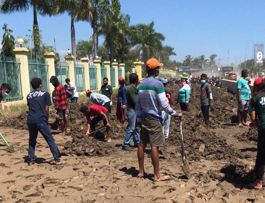 In April, youth from different churches came together to clean up the debris outside the Presidential Office in Dili city, as well as to pray for the nation. Photo by Dawn Tay. 