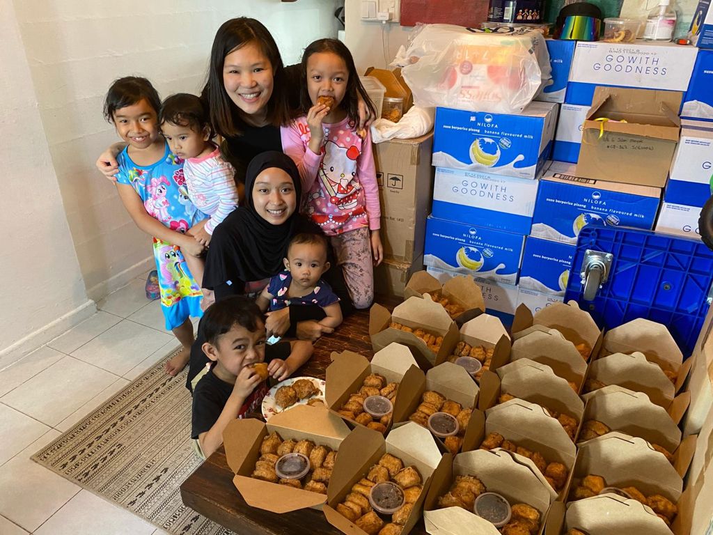 Samantha with Zirah, another Project Cookoh mum who sells <i>tahu bagedil</i>, and her kids. Photo courtesy of Samantha Kwan.