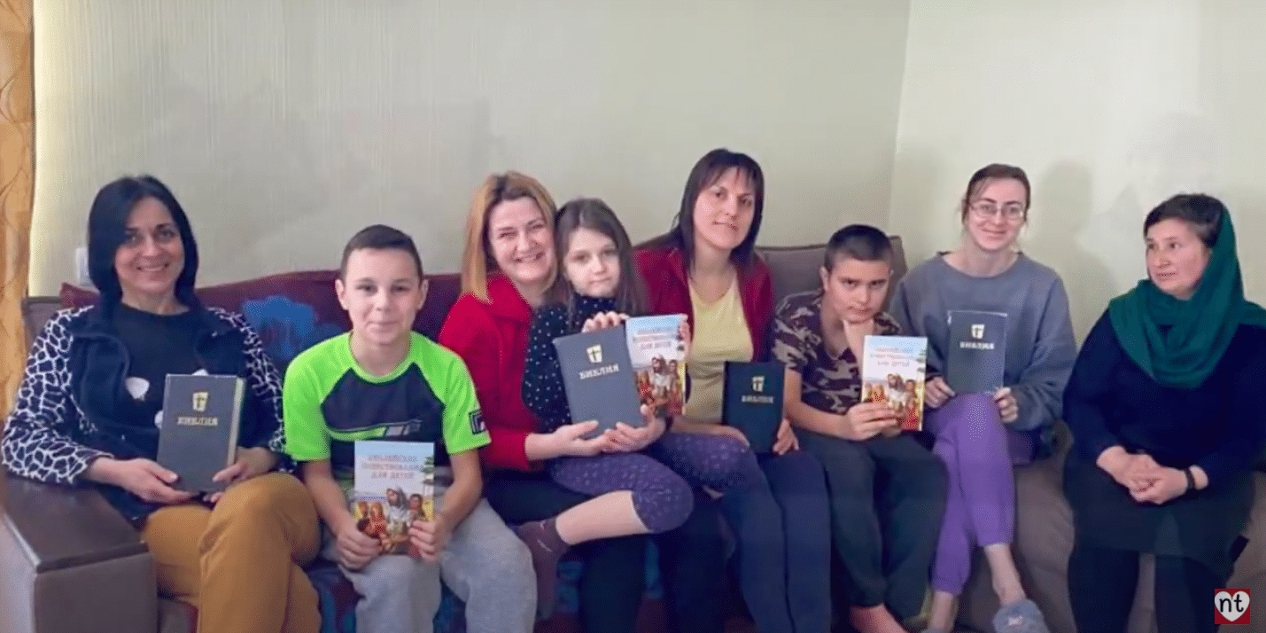 Ukrainian refugees receiving Bibles after finding refuge in Romania. Screenshot from Naty Tully's YouTube page.