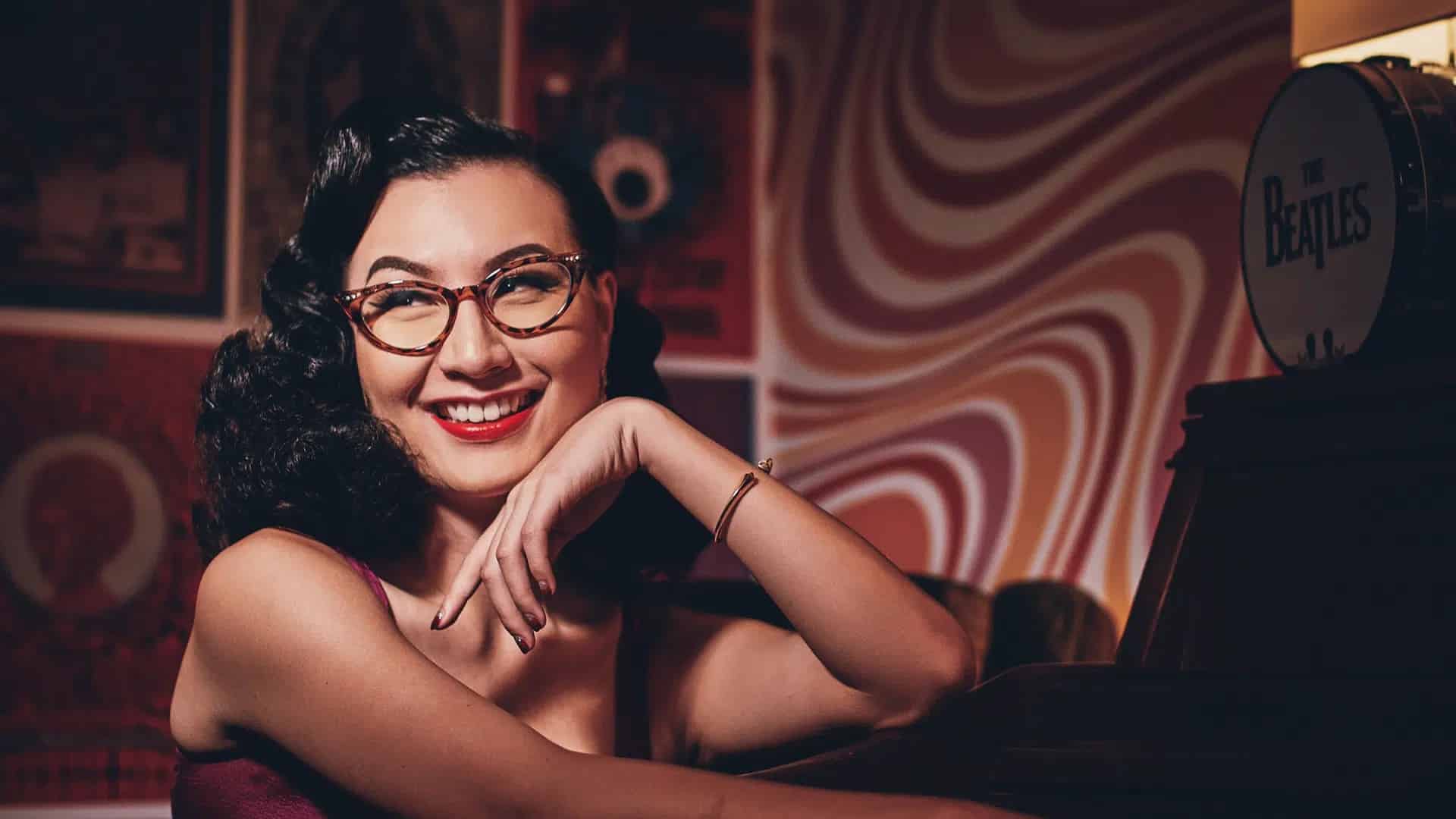 Miss-Lou-Peixin-Worship-Singapore-Singer