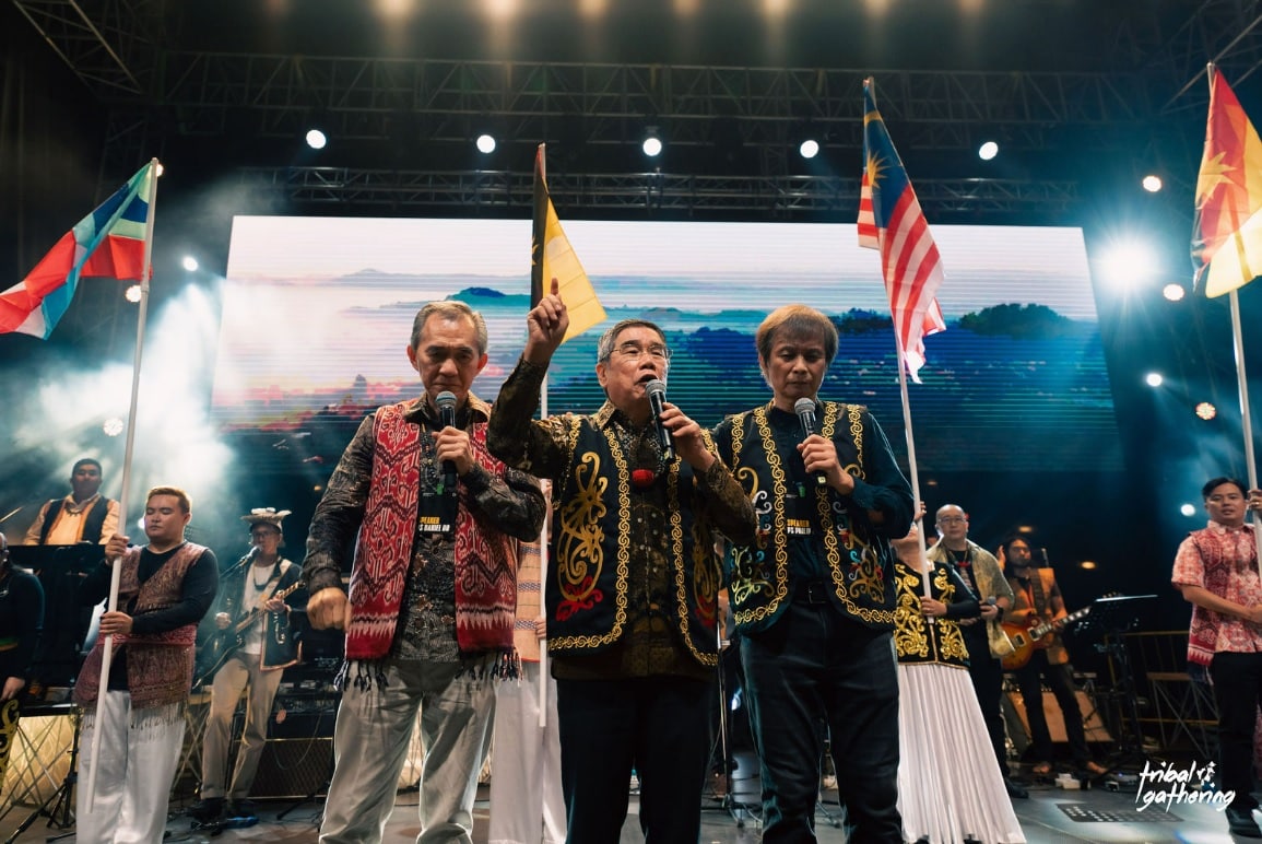 Ps Daniel Ho of Damansara Utama Methodist Church, Ps Chew Weng Chee of SIB KL and Ps Dr Philip Lyn of Skyline SIB passing the mantle to the next generation. All photos by Tribal Gathering.