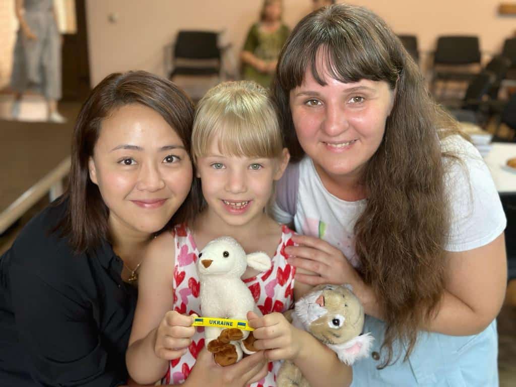 Yuliia and her mother with Bao Yan.
