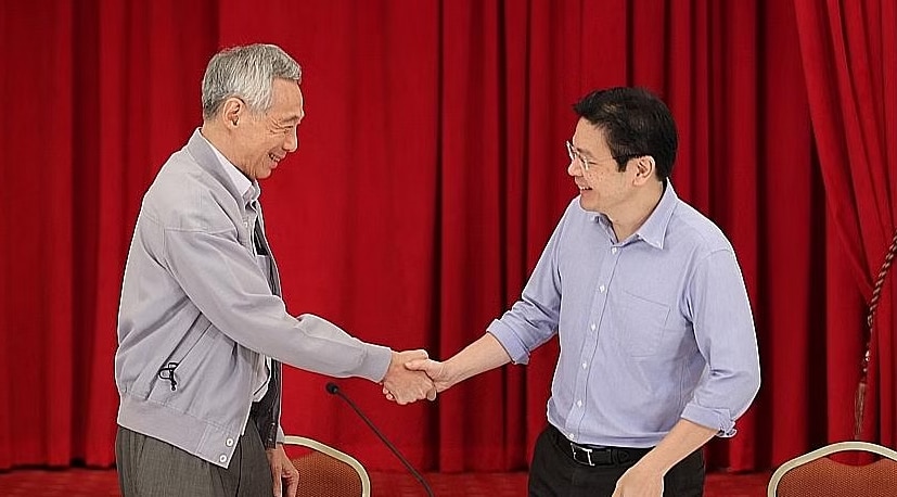 New Prime Minister Lawrence Wong (right) with his predecessor, Mr Lee Hsien Loong. (Photo: MCI)